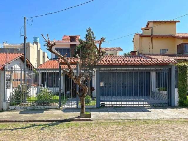 Casa no coração do bairro Nonoai, em Porto Alegre! Com uma área privativa de 250 m² e total de 300 m², a casa conta com 3 quartos, lareira, estar íntimo e garagem coberta para dois carros. Esta casa o