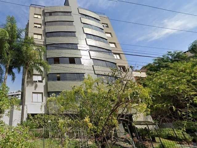 Ótimo apartamento no bairro Petrópolis, em frente da ENCOL, de frente, com 2 dormitórios e vaga. Possui sala ampla com sala de estar e sala de jantar, sacada fechada com churrasqueira, 2 dormitórios s