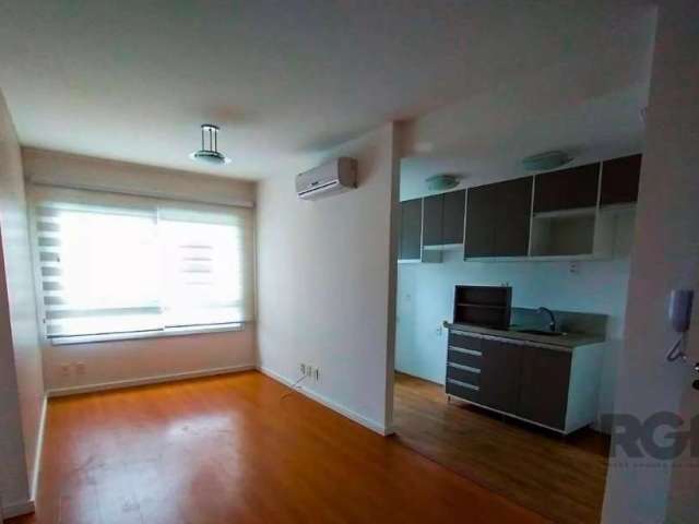 Apartamento com excelente vista, 2 dormitórios, sendo 1 suíte, semi-mobiliado, cozinha americana, banheiro social, móveis sob medida nos dormitórios, na sala, cozinha e banheiros, split na sala, churr