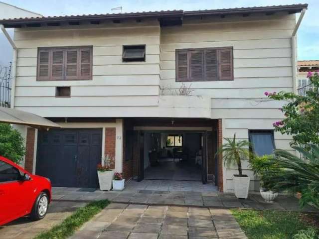 Descubra esta incrível casa localizada na Rua da Várzea, no Jardim São Pedro, Porto Alegre. Casa com 6 dormitórios e 6 vagas para carros, este imóvel é perfeito para acomodar toda a sua família. Sua d