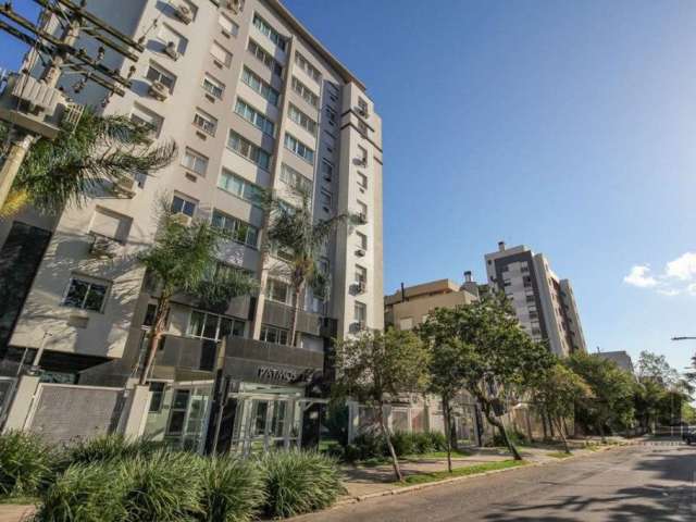 Descubra seu novo lar no coração do bairro Tristeza, em Porto Alegre!&lt;BR&gt; Este apartamento espaçoso de 90,14 m², totalizando 114,35 m², oferece um ambiente ideal para a sua família. &lt;BR&gt;Co