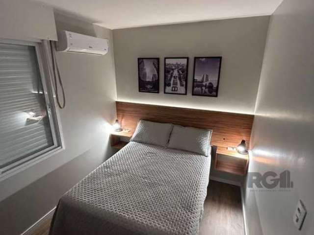 Apartamento 1 dormitório completamente renovado, finamente mobiliado e decorado, para que você viva uma experiência muito agradável! De frente para a praça, com uma vista linda do quarto, bem iluminad