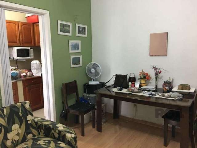 Apartamento com 1 dormitório, de frente com sala, cozinha com pia de inox e área de serviço separada, banheiro social com box de vidro temperado, peças bem amplas e arejadas. Bem localizado, em frente