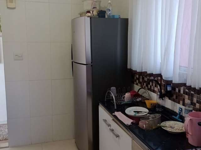 apartamento no 2° andar, reformado. ficam alguns moveis .