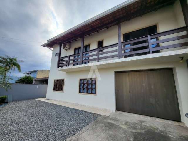 Casa residencial com 4 quartos  para alugar, 218.00 m2 por R$3500.00  - Iririu - Joinville/SC