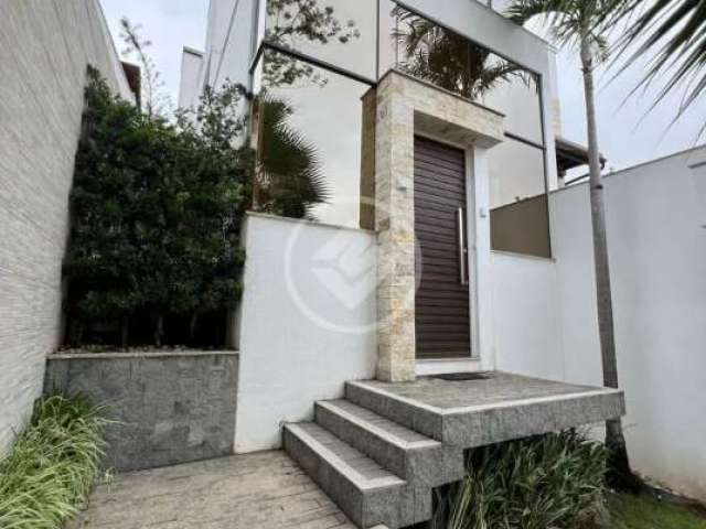 Casa triplex de alto padrao no bairro planejado Pedra Branca codigo: 57739