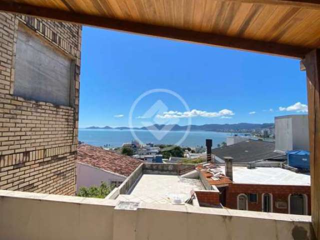 Bela casa com vista mar possuindo 3 quartos e 2 banheiros no bairro Estreito/Florianópolis-SC codigo: 61166