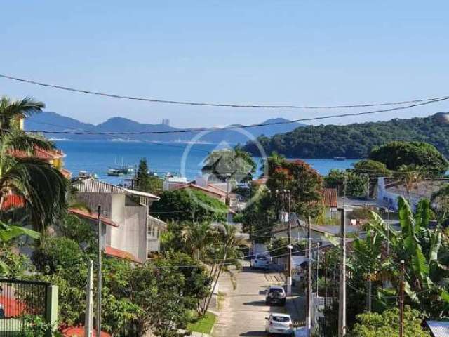 Casa com Piscina, na rua que da no Mar codigo: 71738