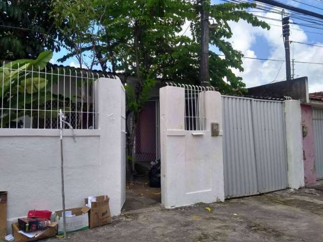 Casa com 03 quartos, 02 banheiros, com quintal,  vaga para 05 carros, ao lado da Avenida Caxangá