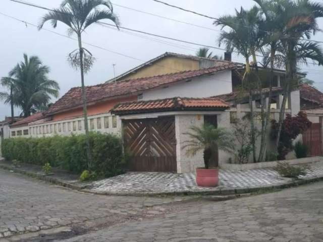 Casa a venda a 200 metros da praia em Mongaguá!