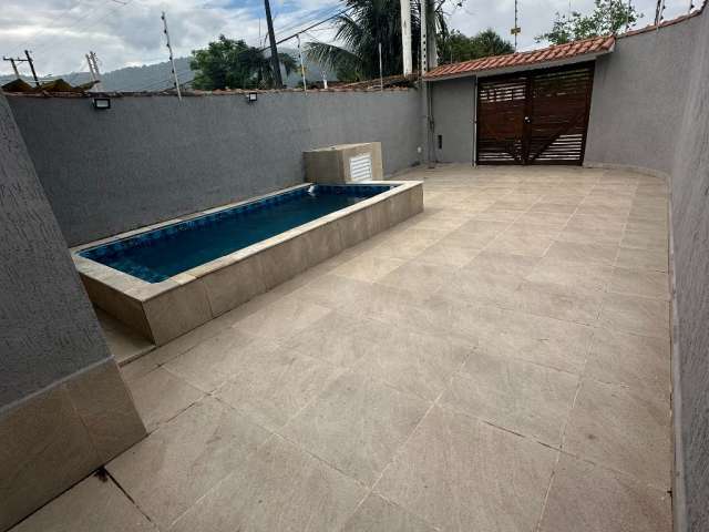 Casa linda com piscina e 3 dormitorios em itanhaem