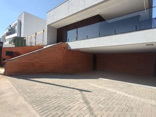 Belíssima casa com piscina no condomínio Sunlake