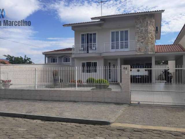 Casa no Centro de Palhoça com 3 Dormitórios  e Área de Festa.