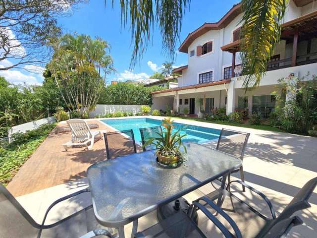 Casa à venda na Granja Viana - 4 suítes com piscina e quadra  esportiva.