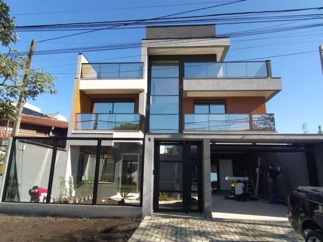 Triplex frente para Rua Jardim das Américas 03 suítes SPA com Banheira