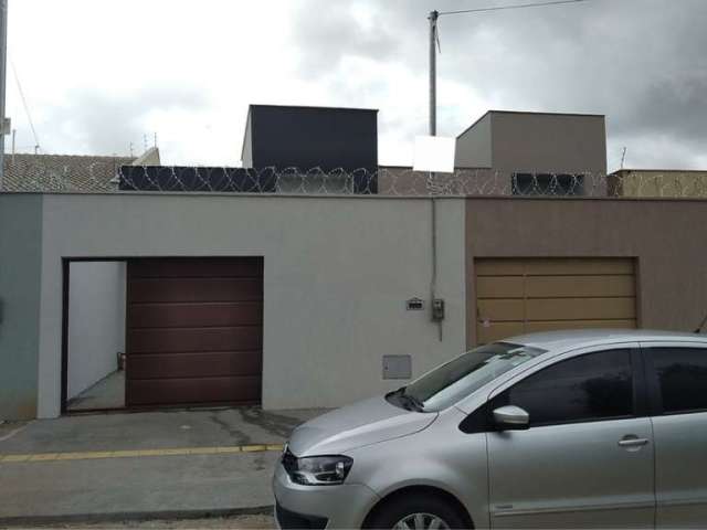 Casa 3 Quartos com 1 suíte, blindex, porcelanato, quintal na frente e no fundo e área gourmet integ