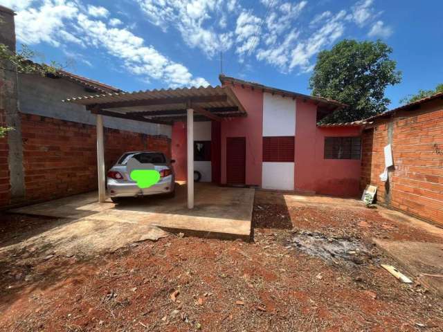 Vendo esta casa com 2 quartos, com 1 banheiro social, sala e cozinha americana, sozinha no lote, Re