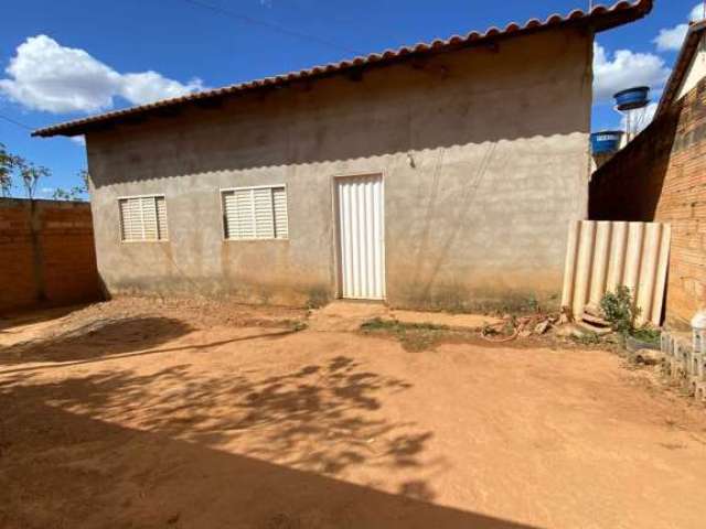 Casa à venda, com 4 quartos sendo uma suíte, sala, cozinha e área de serviço, com um barracão no fu