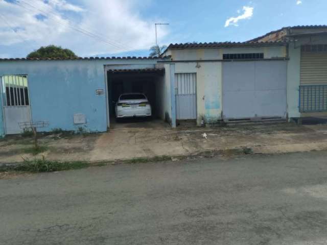 Vendo Casa  de 2 quartos , sala ,cozinha ,banheiro e garagem ,  2 barracões  no fundo e 1 sala come