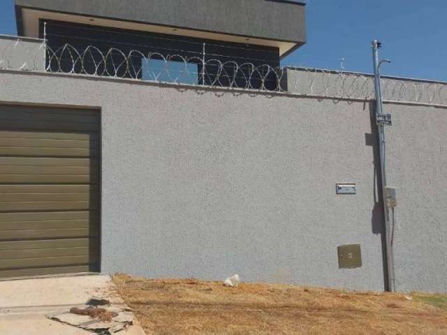 Vendo casa com 3 quartos sendo 1 suite e com 1 banheiro social, sala ,cozinha, quintal com área gou