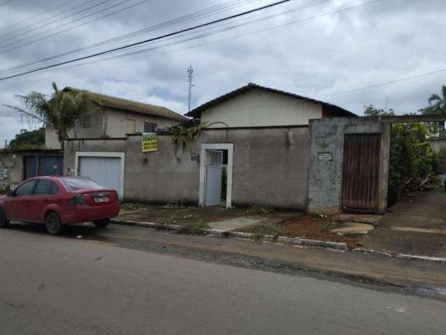 Casa à venda na Av.Rio Branco,  Casa de dois quartos, sendo uma suíte, área tipo L, Setor Colonial