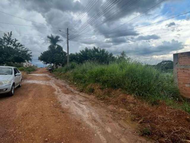 Vende-se lote com 300 Metros quadrados, escorrido para ao fundo, otima licalização, Colinas de Home