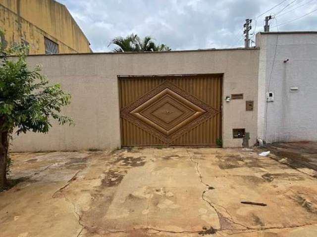 Vende-se lote em avenida comercial com casa construida no fundo com 3 quartos,  2 Salas de star e j