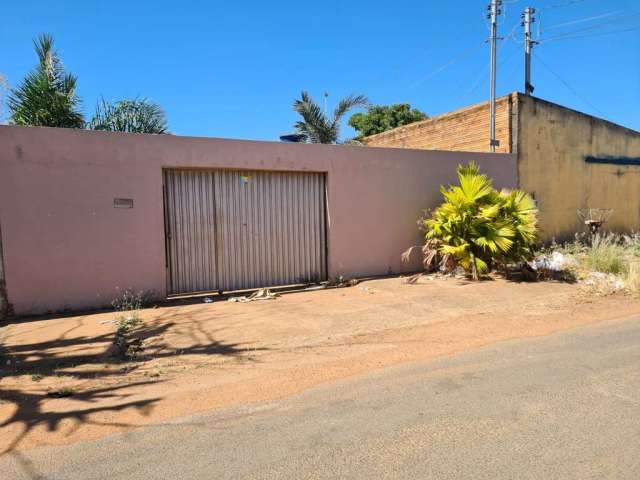 Vendo casa com 2 quartos sendo 1 banheiro social, 2 Vagas,  Quintal bem amplo, 250M², Residencial A