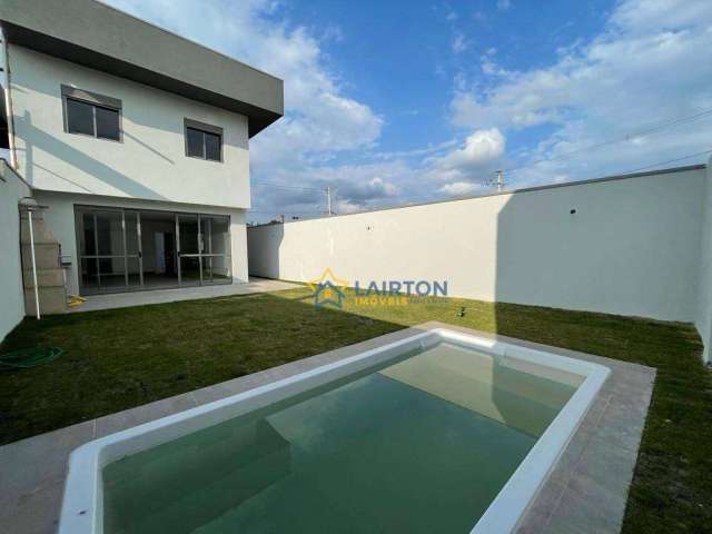 Espaçosa Casa de 3 Quartos à Venda por R$ 690.000 com Piscina e Varanda Gourmet - Jardim das Cerejeiras, Atibaia/SP