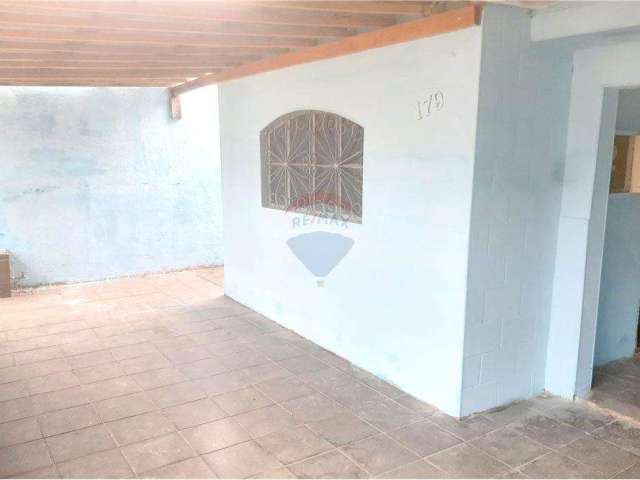 Casa de 2 dormitórios com garagem coberta no Castelo