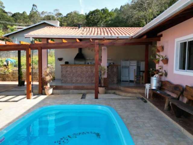 Refúgio de Luxo em Condomínio Fechado: Casa com Área Gourmet, Piscina e 3 Dormitórios, Incluindo Suíte