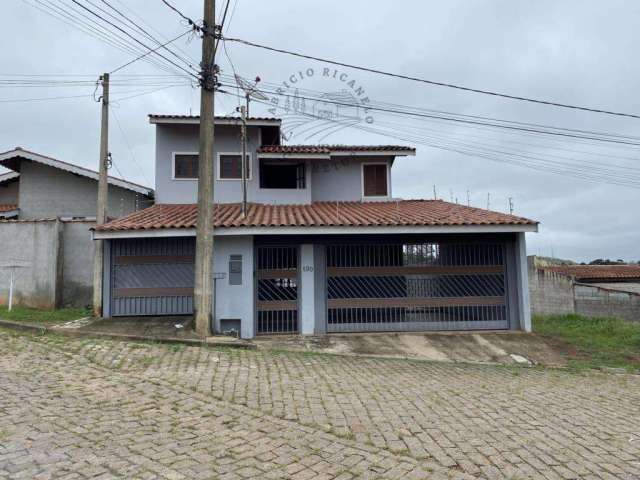 Linda Residência de 3 Quartos, Incluindo Suíte com Banheira, no Bairro Pouso Alegre, em Piracaia-SP