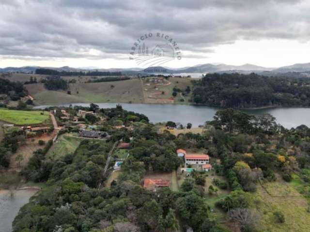 Paraíso à Beira da Represa: Chácara com Piscina, Garagem Náutica e Duas Casas