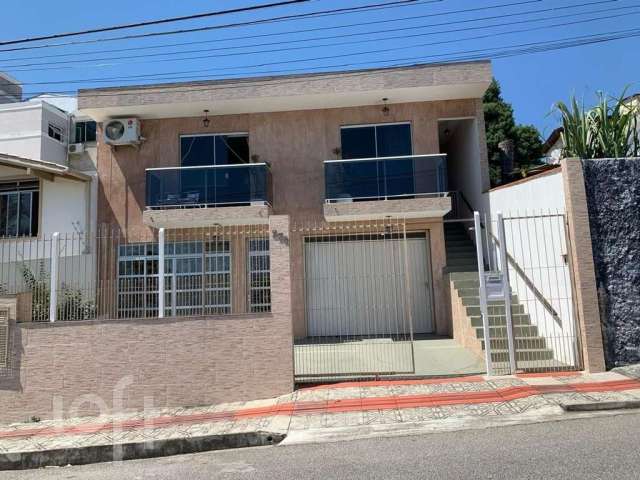 Casa com 7 quartos à venda na Rua Prefeito Dib Cherem, 236, Coloninha, Florianópolis, 359 m2 por R$ 1.100.000