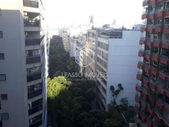 Raridade em Copacabana - 3 quartos + 3 vagas + direito de uso 75M²  da laje tornando uma cobertura duplex.