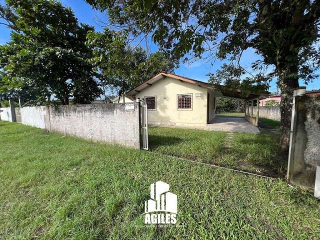 Casa mobiliada com amplo terreno em Pontal do Sul