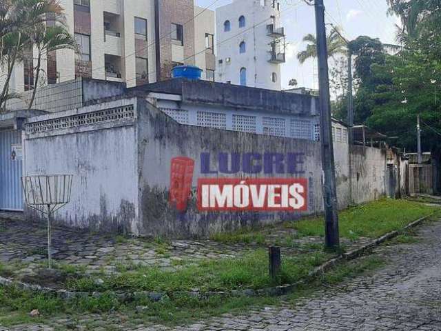 Casa nos Bancários de esquina com 03 quartos e 03 vagas de garagem.