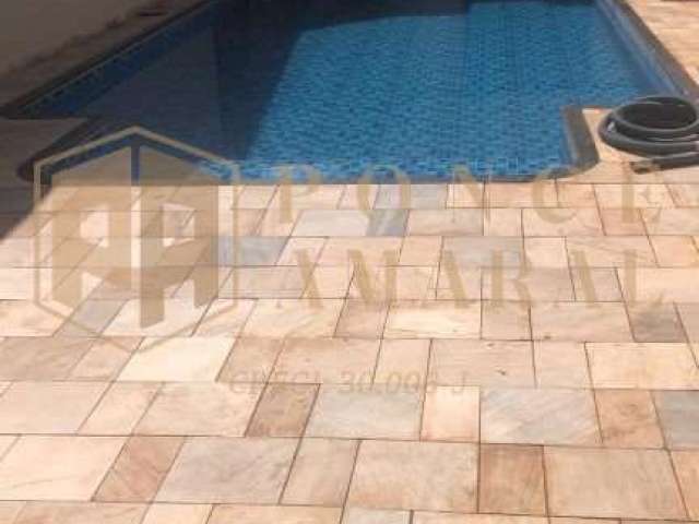 Ótimo espaço com piscina disponível para venda no Jardim Dona Lili