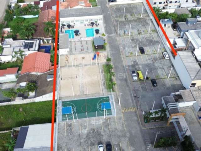 Apartamento em Balneário Piçarras, condomínio fechado a 500 metros do mar com 2 dormitórios