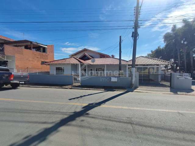 Duas casas no Centro Barra Velha, com 3 quartos cada.