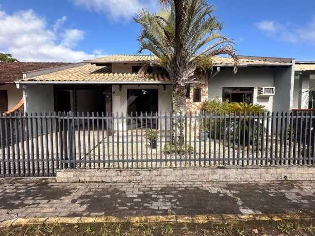 Casa à venda em Penha-SC, bairro Armação: 4 quartos, 1 suíte, 1 sala, 3 banheiros, 3 vagas de garagem, 200m²!