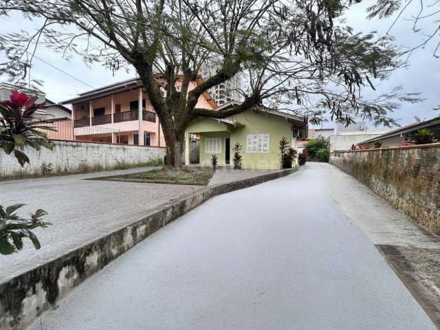 Casa entre as avenidas a venda em penha, a 270 metros do mar