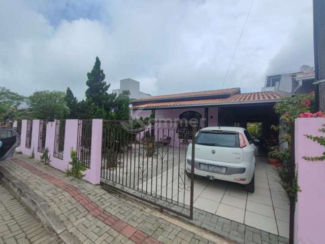 Casa com suíte + dormitório em Balneário Piçarras apenas 750 metros do mar averbada