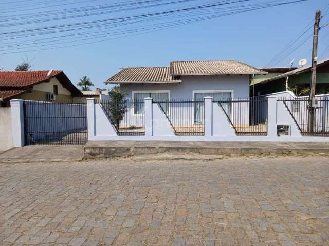 Imperdível oportunidade: Casa à venda no Centro de Penha-SC, com 3 quartos, 1 suíte, 1 sala, 2 banheiros, 5 vagas de garagem e 112m² de área.