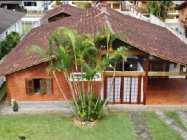 Casa de condomínio em bairro nobre à venda na cidade de teresópolis rj