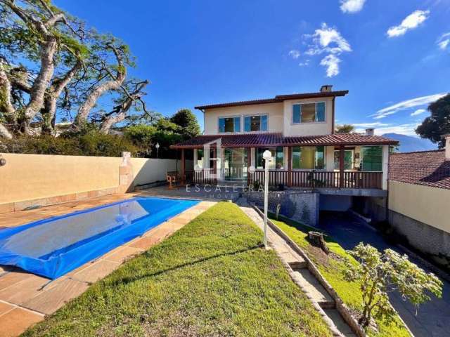 Casa à venda em Teresópolis-RJ, no Parque São Luiz: 4 quartos, 2 suítes, 3 banheiros, 2 vagas, 200m². Confira!