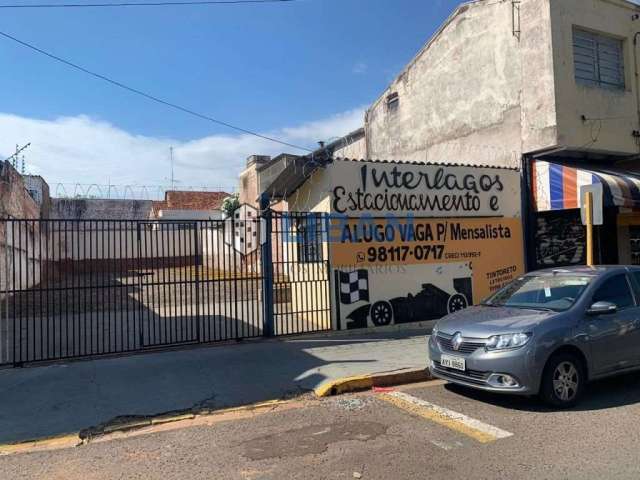 Estacionamento Cussy Jr em frente ao Colégio PREVE Objetivo. 363 m² de terreno, com guarita e banheiro.