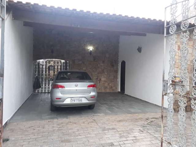 Casa Térrea com 3 dormitórios, sendo 1 suíte, 4 vagas de garagem, à venda, 262,5m² por R$ 585.000,0