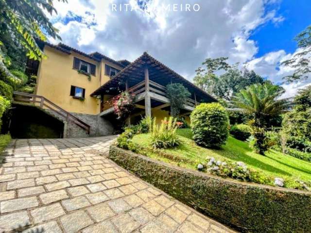 Casa em estilo rústico na Granja Comary, Teresópolis, com vista panorâmica para o Lago Comary e a CBF