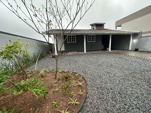 Casa com excelente terreno no Rio Pequeno